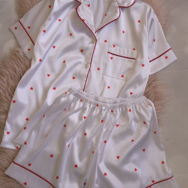 Pyjama chic femme maroc blanc satin avec motifs cœurs rouges