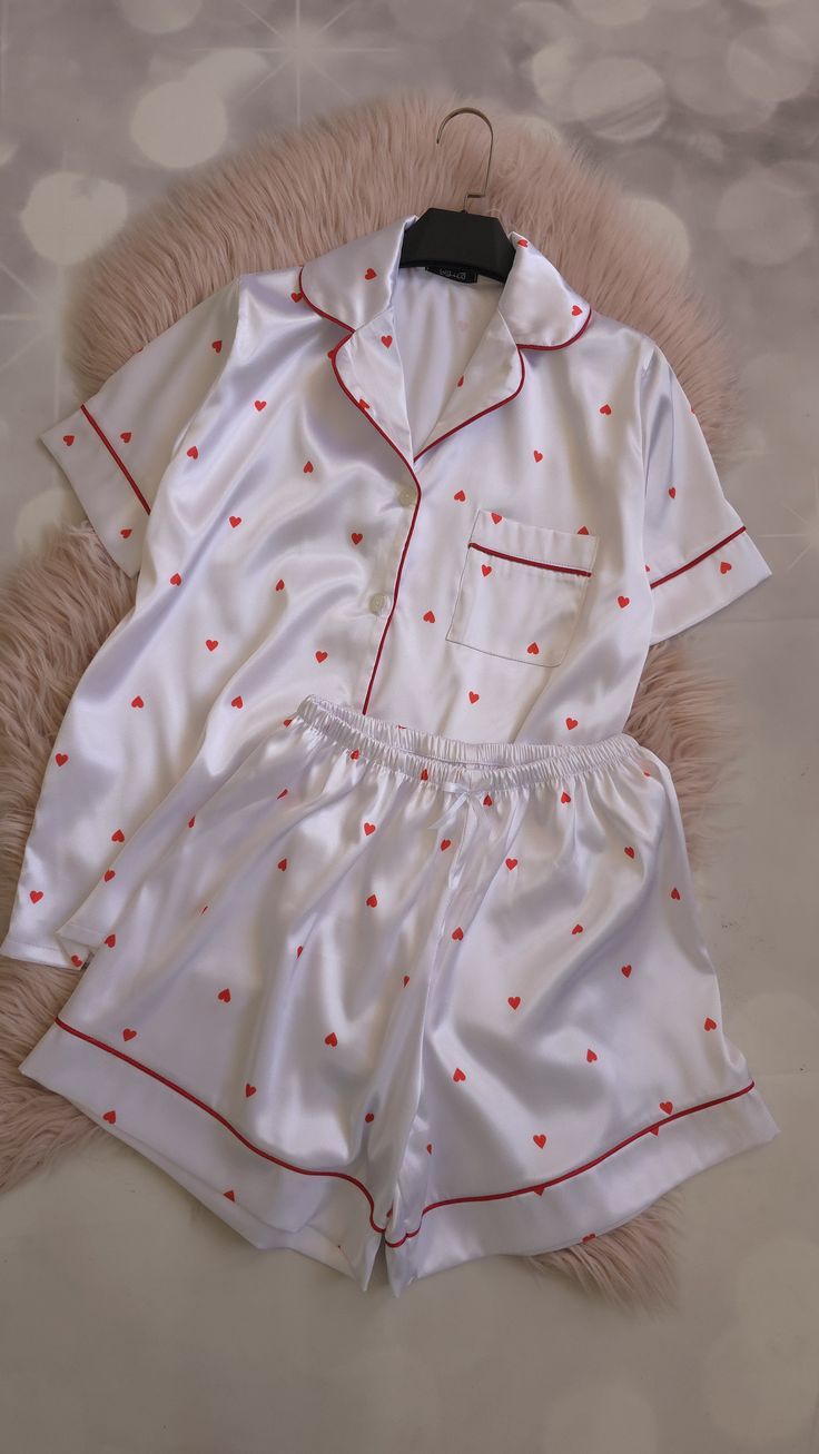 Pyjama chic femme maroc blanc satin avec motifs cœurs rouges Pyjama chic femme maroc blanc satin avec motifs cœurs rouges