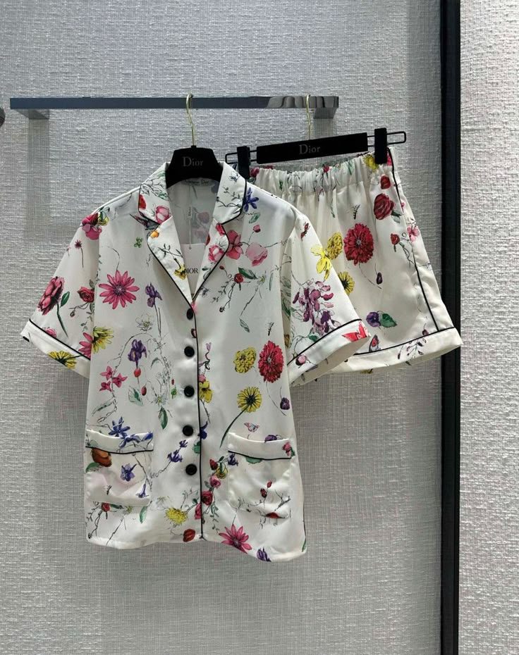 VPyjama chic femme maroc blanc fleuri en satin avec short élégant Pyjama chic femme maroc blanc fleuri en satin avec short élégant